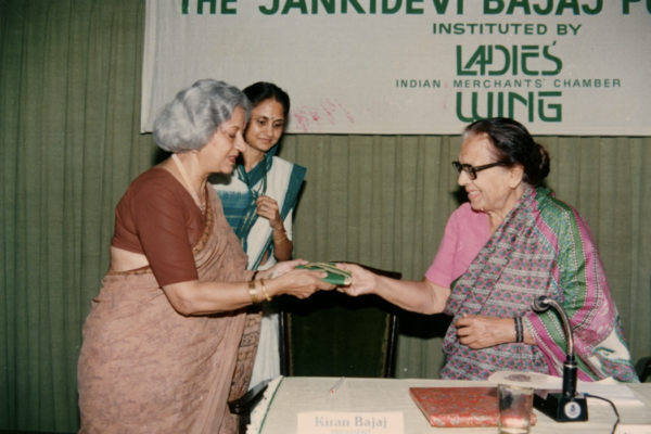 श्रीमती इंदिरा महिंद्रा द्वारा डॉ. सुशीला नायर को स्मृति चिन्ह भेंट 
