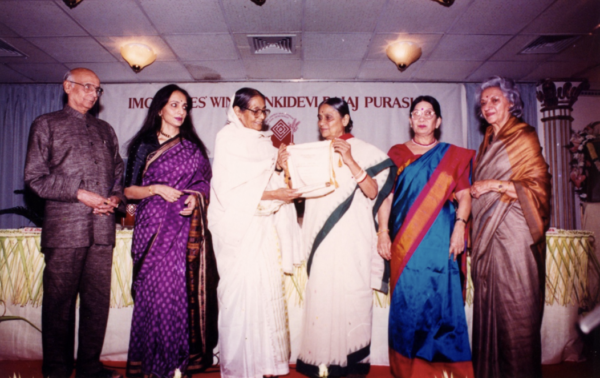 पुरस्कार वितरण समारोह : (बाएँ से दाएँ) न्यायमूर्ति चंद्रशेखर धर्माधिकारी (अध्यक्ष – निर्णायक समिति), श्रीमती इरमा चिनॉय (उपाध्यक्ष – आई.एम.सी. लेडीज़ विंग), सुश्री मीना अग्रवाला (पुरस्कार प्राप्तकर्ता), श्रीमती इला भट्ट (मुख्य अतिथि), श्रीमती स्मिता त्रिवेदी (अध्यक्ष - आई.एम.सी. लेडीज़ विंग) और श्रीमती इंदिरा महिंद्रा (अध्यक्ष - जानकीदेवी बजाज पुरस्कार 1998 समिति)
