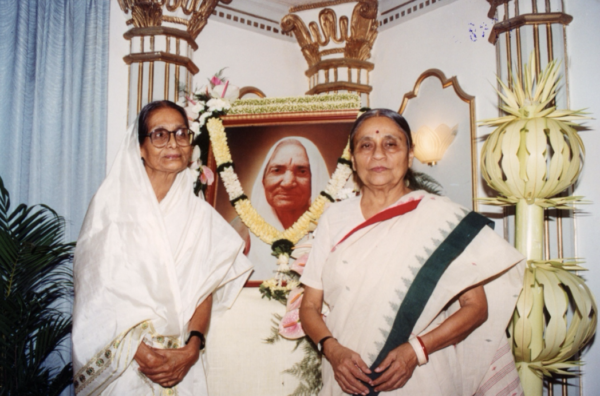 सुश्री मीना अग्रवाला (बाएँ) और श्रीमती एला भट्ट
