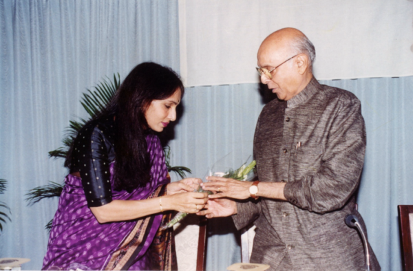 श्रीमती इरमा चिनॉय द्वारा न्यायमूर्ति चंद्रशेखर धर्माधिकारी को स्मृति चिन्ह भेंट